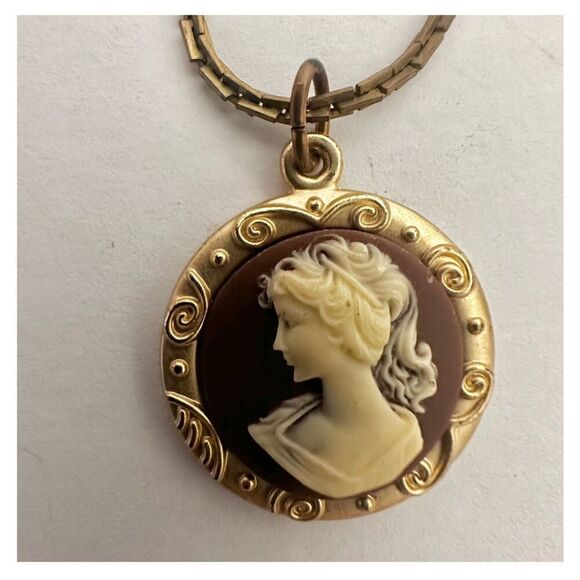 Gold tone cameo necklace - Picture 5 of 11